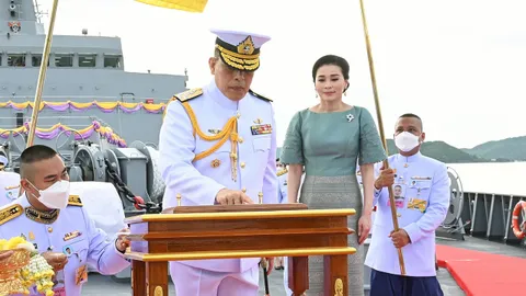 ในหลวง-พระราชินี เสด็จฯ ทรงเจิมเรือหลวงช้าง