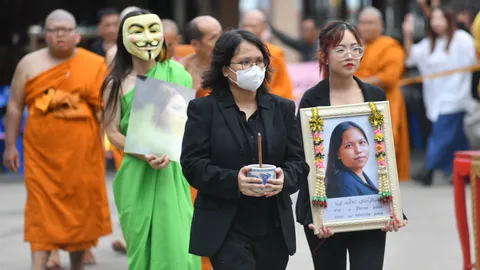 นำศพ “บุ้ง” เวียนรอบเมรุ “จตุพร-ณัฐวุฒิ” ร่วมมวลชนส่งครั้งสุดท้าย ไร้เงา “หยก”