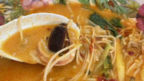 ลูกค้าช็อก เจอแมลงสาบตัวใหญ่ในต้มยำ เรียกเจ้าของร้านมาดู ได้แต่ยืนอึ้งไม่ขอโทษ