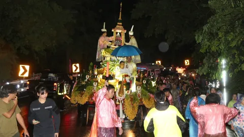 ชาวเชียงใหม่นับหมื่น ร่วมเดินเท้าอัญเชิญน้ำสรงพระราชทานฯ ขึ้นวัดพระธาตุดอยสุเทพฯ