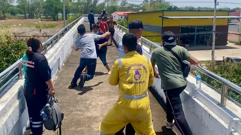 หนุ่มกรุงไร้สินสอด 2 แสนแต่งสาวสกลฯ เครียดปีนสะพานลอย ตร.ช่วยวุ่น