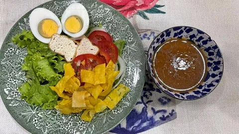 สลัดแขก อาหารไทยมุสลิม ส่งต่อรุ่นต่อรุ่น by คุณอัมรา กองรอด