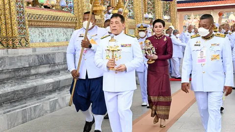 ในหลวง-พระราชินี เสด็จฯทรงเวียนเทียนเนื่องในวิสาขบูชา ณ วัดพระศรีรัตนศาสดาราม