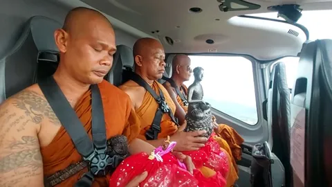 มิติใหม่ พระเกจิดังไทย-มาเลย์ ขึ้น ฮ. ปลุกเสกวัตถุมงคล บินพารามอเตอร์โปรยทาน (คลิป)