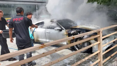 ไฟไหม้ รถปอร์เช่ไฟฟ้า ราคา 10 ล้าน คาดแบตฯ ระเบิด 