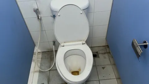 สยองห้องน้ำโรงพัก มีทั้งคราบอุจจาระ ทิชชูใช้แล้ว รอยเท้าบนฝาโถ  