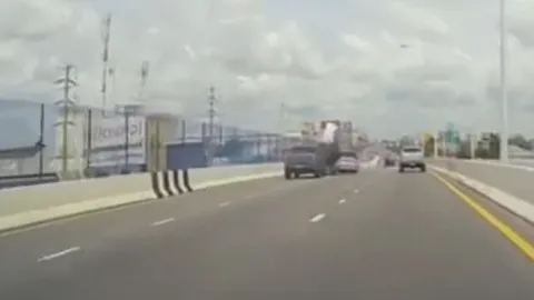 นาทีระทึก อุบัติเหตุบนสะพานข้ามวงเวียนพระราม 5 เก๋งกระเด็นตกลงมาด้านล่าง