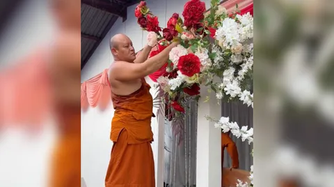 ส่งต่อพลังบุญ เปิดใจ "หลวงพ่อ" ออร์แกไนซ์ ไวรัลช่วยชาวบ้านจัดดอกไม้ในงานบุญ