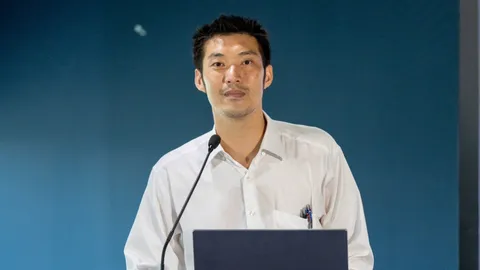 “ธนาธร” ไม่ขอวิเคราะห์ 40 สว. ยื่นถอดนายกฯ ไม่เห็นด้วยองค์กรอิสระยุบพรรค-ตัดสิทธิ