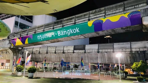 ติดป้ายใหม่มาแล้ว สติกเกอร์ข้อความ "Bangkok" ที่จุดเช็กอินสี่แยกปทุมวัน