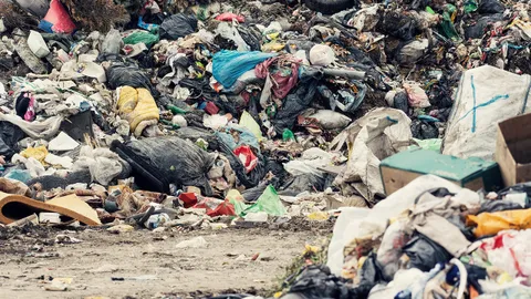 คนนำขยะมาทิ้งจนกองสูงเป็นภูเขาขยะ ล้นออกมาบนถนน แจ้งหน่วยงานที่เกี่ยวข้อง ไม่ได้รับการแก้ไข