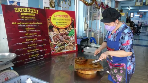 ร้านดังเชียงใหม่เร่งทำ “ไส้อั่วเห็ดถอบ” ขายปีละครั้ง แพ็กแช่แข็งส่งถึงบ้าน 