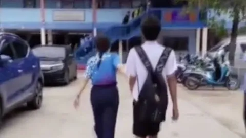 รักแท้แพ้เสียงครู ตามลูกศิษย์เข้าเรียน หลังโดดมานั่งจีบรุ่นพี่ (คลิป)