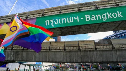 เปลี่ยนสติกเกอร์คานบีทีเอสปทุมวัน รับงานไพรด์ให้นักท่องเที่ยวถ่ายภาพ