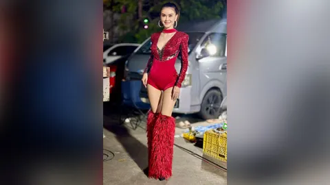 นักร้องสาวซัดกลับ โดนวิจารณ์ลามไปถึงพ่อแม่หลังใส่ชุดรัดรูปขึ้นร้องเพลง