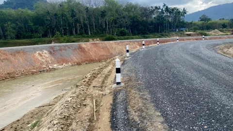 คันกั้นน้ำเหนือ-ท้ายฝายพญาโฮ้ง ลดการกัดเซาะตลิ่งคลองลายพัน จ.พัทลุง