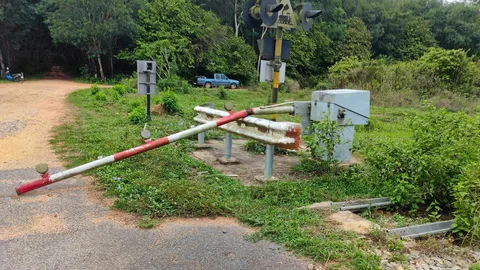ไม้กั้นทางรถไฟ กว่า 10 จุด ที่เทศบาลบ้านพรุ หาดใหญ่ ชำรุด โดนขโมยอุปกรณ์ควบคุม