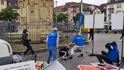 ระทึก ชายบุกแทงคน กลางไลฟ์สด ชุมนุมต้านอิสลาม ในเยอรมนี  