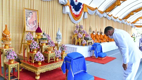 นายกฯ เป็นประธานพิธีเจริญพระพุทธมนต์ วันเฉลิมพระชนมพรรษา สมเด็จพระนางเจ้าฯ พระบรมราชินี