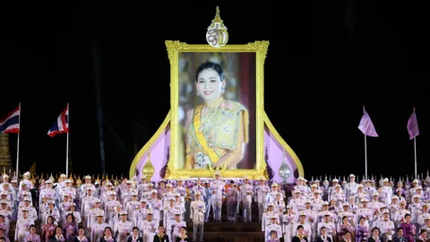 นายกฯ นำจุดเทียนถวายพระพร วันเฉลิมพระชนมพรรษา สมเด็จพระนางเจ้าฯ พระบรมราชินี