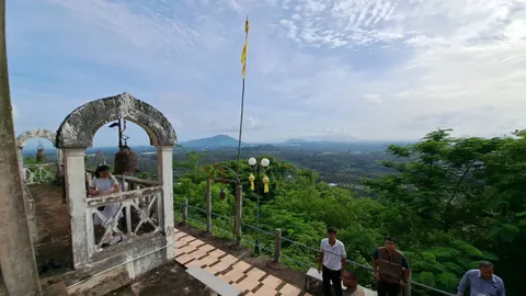 เที่ยววัดเขาพลอยแหวน ชมวิวเมืองจันท์ ไหว้พระบรมธาตุเจดีย์-พระพุทธบาทจำลอง