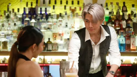 ไบร์ท นรภัทร เพลย์บอยตัวพ่อ กับภารกิจตามหาความรัก ใน "แบบฝึกรัก ไม่รู้ล้ม" 