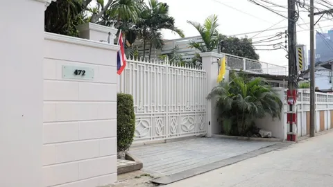 "บ้านจันทร์ส่องหล้า" เคลื่อนไหว รถตู้ "ทักษิณ" ปิดม่าน ออกนอกบ้านพัก