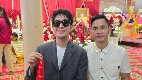 "ลูกเพชร" เชิญอัฐิแม่ เปิดงานรำลึก "พุ่มพวง ดวงจันทร์" แถมโชว์ "เลขเด็ด" ประทัด