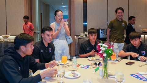 "มาดามแป้ง" มาแล้ว เยี่ยมแคมป์ทีมชาติไทย-เติมกำลังใจก่อนดวลสิงคโปร์ ลุ้นเข้ารอบคัดบอลโลก