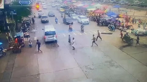 เดือดแต่เช้า "8 รุม 1" ตื้บคนเข็นผัก ยกพวกรุมยำ มีดเสียบ-ปักคาบั้นท้าย (คลิป)