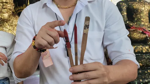 หนุ่มเขย่าเซียมซีเลขเด็ด เชื่อบารมี "องค์บรมครูพ่อปู่ฤาษี" บันดาลโชค
