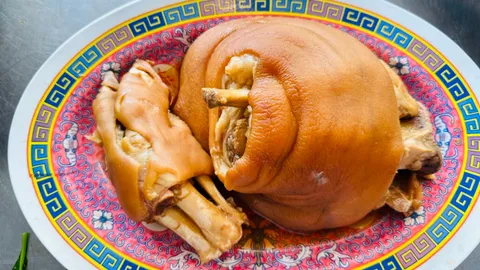 ชวนชิมขาหมูฉ่ำๆ ร้านติ๊ดอ้วน อ.แกลง สูตรกว่า 80 ปี น้ำพะโล้หอมเข้มข้นพาติดใจ 