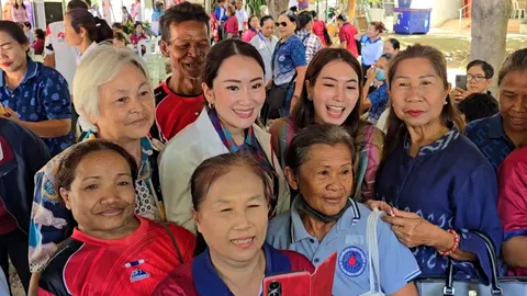 “อิ๊งค์” สำรวจสินค้าท้องถิ่น พัฒนา Soft Power อ้อนชาวขอนแก่น “ทักษิณคิดฮอดเด้อ”