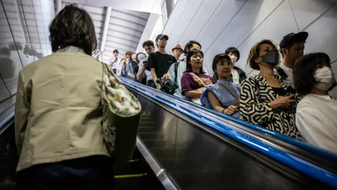 ญี่ปุ่นช็อก คุณยายวัย 80 ปี สะดุดล้ม คอติดราวจับบันไดเลื่อน ดับสลด