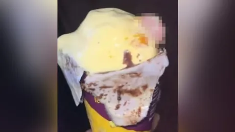 สยอง ชายอินเดียสั่งไอศกรีมโคนมากินที่บ้าน กัดไปเจอนิ้วคน (คลิป)