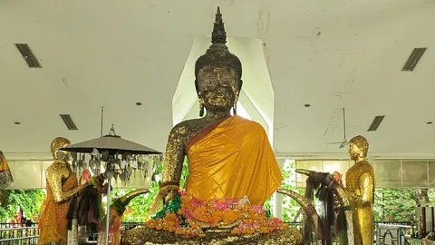 ชาวบ้านมาขอพร "หลวงพ่อดำ" แถมได้ "เลขเด็ดงวดนี้" จากธูปมงคล ไปลุ้นโชค