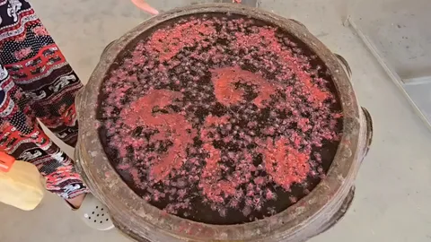 สายมูคึกคัก แห่ส่อง "เลขเด็ด" งวด 16/6/67 อ่างน้ำมนต์ พ่อขุนช้างมหาเศรษฐี