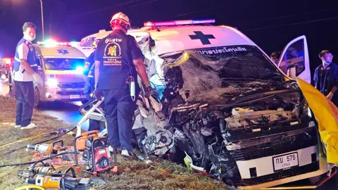 ฝนตก รถตู้ครูชนรถฉุกเฉินนำคนเจ็บส่งรพ. ดับ 1 บาดเจ็บ 4