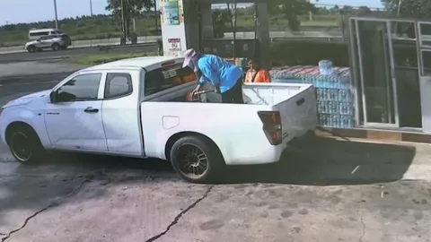 เด็กปั๊มสุดเซ็ง กระบะแต่งซิ่ง "พ่อน้องออนิว" เชิดค่าน้ำมันกว่า 4 พัน (คลิป)