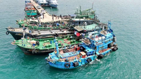 พบเรือ 3 ลำ ลอยทะเลใต้ ตำรวจน้ำประกบเข้าฝั่งสงขลา