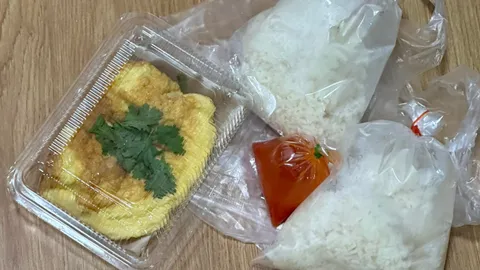 แพงไปไหม สาวข้องใจ ซื้อไข่เจียวพร้อมข้าวเปล่า 2 ถุง ต้องจ่ายเงินถึง 100 บาท