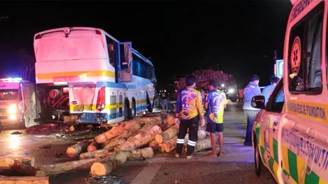 ไฟทางเสีย ทัวร์ชนพ่วง 2 ศพ อีกคดีถนนลื่น อุบัติเหตุซ้อน ยังดีไร้คนตาย