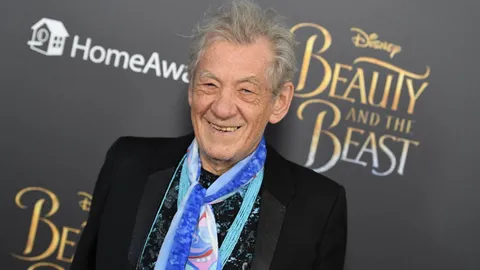 ช็อก เซอร์ เอียน แมคเคลเลน ตกเวทีขณะแสดงละคร ต้องส่งโรงพยาบาล