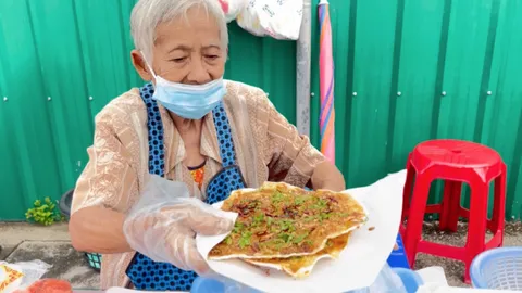 ตำนานความอร่อยเมืองจันท์ ป้าแต๋วข้าวเกรียบทรงเครื่องโบราณ เจ้าเดียวของ อ.ขลุง