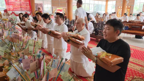 นักธุรกิจอินโดฯ สายมู ทอดผ้าป่าวัดที่ศรีสะเกษ เสริมดวง ส่องยอดเงินเสี่ยงโชค