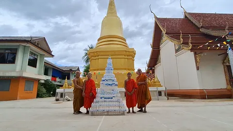 ไอเดียเจ๋ง สามเณรเอาขวดน้ำเหลือทิ้ง จำลองพระธาตุสองเงาได้สวยงาม