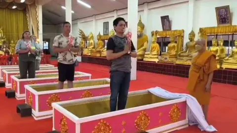ชาวต่างชาติทึ่ง แห่เข้าพิธีนอนโลงศพต่อชะตา เพื่อฝึกจิตตายก่อนตายจริง