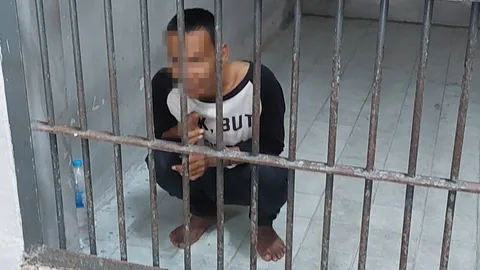 หนุ่มทาสยาเพี้ยน หนีจากบ้านพักคนไร้ที่พึ่ง ทุบพ่อด้วยกระบองดับ