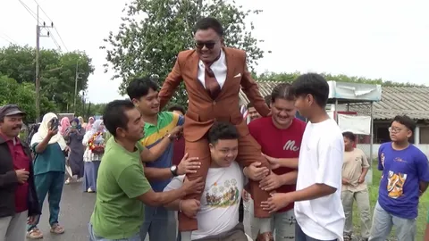 ไม่คิดว่าจะจีบติด เพื่อนแก้บนแบกเจ้าบ่าว หนัก 100 กก. เดินทางไปสู่ขอสาว