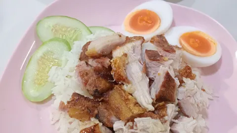ถกสนั่นดราม่า "ข้าวหมูแดง" หลังลูกค้าโวยร้าน ทำไมได้ "หมูกรอบ" ผสม